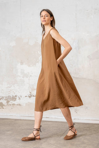 VESTIDO TIRANTE ESCOTE MARRON