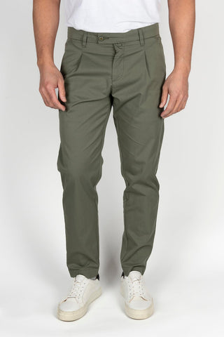 Pantalón GUY caqui con pinzas