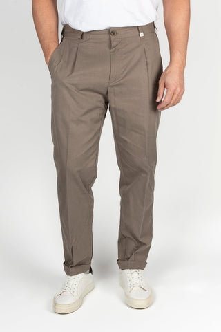 Pantalón My Myths color topo con pinzas y cintura elástica