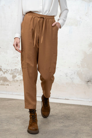 PANTALON BOLSILLOS LATERALES CAMEL