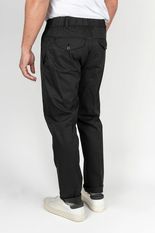 Pantalón My Myths negro con pinzas y cintura elástica