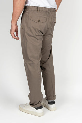 Pantalón My Myths color topo con pinzas y cintura elástica